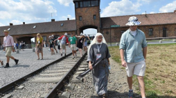 Uczestnicy Światowych Dni Młodzieży zwiedzają dawny niemiecki obóz zagłady Auschwitz II-Birkenau. 07.2016. Fot. PAP/J. Bednarczyk