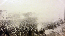 6000 rosyjskich jeńców. Jasło 10 maja 1915 r. Ze zbiorów Muzeum Piłsudskiego w Sulejówku.