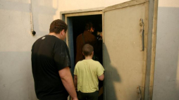 Zwiedzanie schronu przeciwatomowego pod dawnym kinem "Światowid" w Nowej Hucie. 2009 r. Fot. PAP/J. Bednarczyk