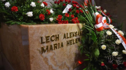 Sarkofag Lecha i Marii Kaczyńskich w krypcie pod Wieżą Srebrnych Dzwonów na Wawelu. Fot. PAP/J. Bednarczyk