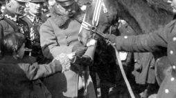 Józef Piłsudski karmi Kasztankę. 1925 r. Fot. NAC