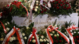 Przykryty kwiatami sarkofag Lecha i Marii Kaczyńskich na Wawelu po uroczystości ponownego pochówku pary prezydenckiej. Fot. PAP/S. Rozpędzik