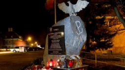 Zdewastowany pomnik Żołnierzy Wyklętych w Wydminach. Fot. PAP/T. Waszczuk