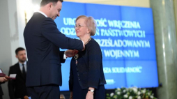 Hanna Natora-Macierewicz odbiera odznaczenie z rąk prezydenta Andrzeja Dudy. Fot. PAP/B. Zborowski