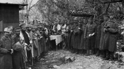 Nabożeństwo dla żołnierzy austro-węgierskich i rosyjskich jeńców eojennych, prowadzone przez rabinów polowych. Źródło: Żydowskie Muzeum Galicja/Kolekcja CAHJP w Jerozolimie