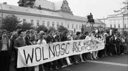 Marsz w obronie więźniów politycznych zorganizowany przez Niezależne Zrzeszenie Studentów (NZS) i Solidarność. Warszawa,25.05.1981. Fot. PAP/CAF/W. Frelek