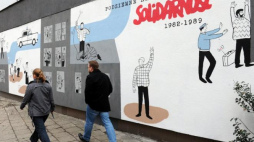 Mural w Warszawie upamiętniający podziemne Radio "Solidarność". Fot. PAP/G. Jakubowski