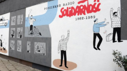 Mural przy ulicy Grójeckiej w Warszawie upamiętniający podziemne Radio "Solidarność". Fot. PAP/G. Jakubowski