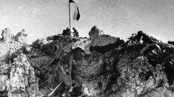 Flaga polska na gruzach klasztoru Monte Cassino. 18.05.1944 r. Fot. PAP/CAF