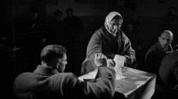 Wybory 1947 r. do Sejmu - lokal Komisji Obwodowej Wyborczej nr 141.  Fot. PAP/S. Urbanowicz