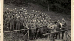 Oficerowie SS z KL Auschwitz. Na zdjęciu w pierwszym rzędzie: Karl Hoecker Otto Moll, Rudolf Hoess, Richard Baer, ​​Josef Karmer, Franz Hössler i Josef Mengele. 1944 r. Fot. PAP/EPA. Źródło: Holocaust Memorial Museum