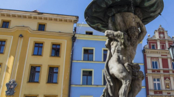 Jedna z czterech zabytkowych barokowych fontann na rynku w Świdnicy. Fot. PAP/J. Undro