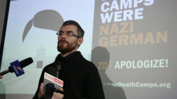 Dawid Hallmann podczas konferencji prasowej nt. akcji "German Death Camps". Fot. PAP/T. Gzell 