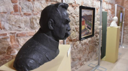 Popiersie marszałka Józefa Piłsudskiego autorstwa Stanisława Ostrowskiego - w Muzeum Historycznym Miasta Krakowa zaprezentowano eksponaty pozyskane w ub.r. Fot. PAP/J. Bednarczyk