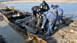 Operacja wydobycia elementów wraku odsłoniętego przez morze na plaży w Podczelu koło Kołobrzegu. Fot. PAP/M. Bielecki