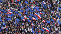 Uczestnicy Marszu dla Europy pod hasłem: "Kocham Cię, Europo!" na Placu Zamkowym w Warszawie. Fot. PAP/P. Supernak