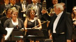 Orkiestra Opery Śląskiej pod dyrekcją Tadeusza Serafina (P). 2009 r. Fot. PAP/A. Grygiel