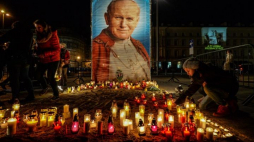 Czuwanie modlitewne na placu Piłsudskiego w Warszawie w 11. rocznicę śmierci świętego Jana Pawła II. Fot. PAP/M. Obara 