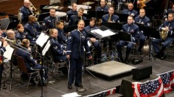 Koncert Orkiestry Sił Powietrznych USA - U.S. Air Forces in Europe Band w Zakopanem: sierżant sztabowy Jill Marie Diem stoi przy mikrofonie. PAP/G. Momot 