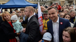 Prezydent Andrzej Duda (C) wziął udział w imprezie plenerowej „Vivat maj trzeci maj", która odbyła się na warszawskim Placu Teatralnym. Fot. PAP/M. Obara