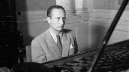 Władysław Szpilman w studio Polskiego Radia. Warszawa, 1946 r. Fot. PAP/CAF/S. Dąbrowiecki