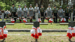Harcerze na cmentarzu partyzanckim w Osuchach podczas obchodów 73. rocznicy bitwy partyzanckiej pod Osuchami. Fot. PAP/W. Pacewicz 