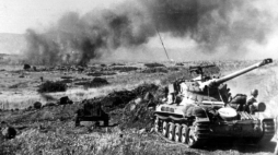 Wojna Sześciodniowa izraelsko-arabska. Czerwiec 1967 - izraelskie czołgi podczas walk o wzgórza Golan. Fot. PAP/CAF/EPA