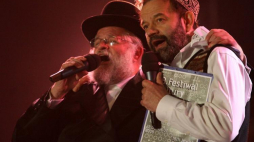 Janusz Makuch (P) i rabin Benzion Miller podczas koncertu finałowego 18. Festiwalu Kultury Żydowskiej. 2008 r. Fot. PAP/J. Bednarczyk