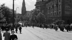 Poznań, czerwiec 1956 - rozpoczynające się demonstracje uliczne. Fot. PAP/W. Kondracki