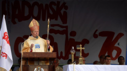  Biskup ordynariusz diecezji radomskiej Henryk Tomasik odprawił uroczystą mszę świętą upamiętniającym uczestników protestu, podczas uroczystych obchodów 41. rocznicy Czerwca '76. Fot. PAP/P. Polak