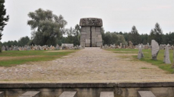 Teren dawnego niemieckiego obozu zagłady w Treblince. Nz: pomnik w miejscu obozu zagłady. Fot. PAP/P. Piątkowski