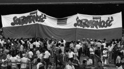 Mecz Polska-ZSRS na mundialu w Hiszpanii 1982 (0:0) - biało-czerwona flaga z napisem „Solidarność” na trybunach stadionu Camp Nou. Barcelona, 04.07.1982. Fot. PAP/CAF/A. Hawałej