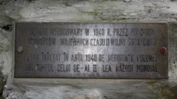 Tablica na kamiennym ołtarzu w lesie w okolicy Braszowa. Fot. A. Kalinowski