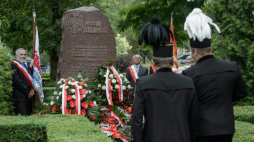 Obchody 37. rocznicy Świdnickiego Lipca przed pomnikiem Świdnickiego Lipca na terenie zakładów PZL Świdnik. Fot. PAP/W. Pacewicz 