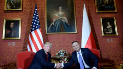 Prezydent USA Donald Trump (L) i prezydent RP Andrzej Duda (P) podczas podczas spotkania "w cztery oczy" na Zamku Królewskim w Warszawie. Fot. PAP/J. Turczyk