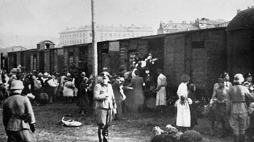 Warszawskie getto - Umschlagplatz: załadunek Żydów do wagonów kolejowych. Źródło: Wikimedia Commons