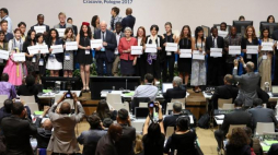Uczestnicy Forum Młodych i dyrektor generalna UNESCO Irina Bokova (C) podczas ogłoszenia Deklaracji kończącej Forum w ramach 41. sesji Komitetu Światowego Dziedzictwa UNESCO w Krakowie. Fot. PAP/S. Rozpędzik
