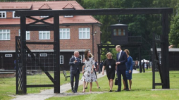 Księżna Catherine (2L) i książę William (P) zwiedzają teren byłego niemieckiego obozu koncentracyjnego Stutthof w towarzystwie tłumaczek oraz dyrektora Muzeum Stutthof Piotra Tarnowskiego. Fot. PAP/D. Kulaszewicz