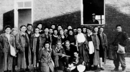 Więźniarki obozu KL Warschau tzw. "Gęsiówki" uwolnione 5 sierpnia 1944 r. przez żołnierzy Batalionu "Zośka". Źródło: Wikimedia Commons/Muzeum Niepodległości