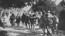Przemarsz oddziału legionistów przez Jastków. 1915 r. Fot. NAC