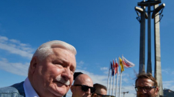  Były prezydent RP Lech Wałęsa na placu Solidarności, przy Pomniku Poległych Stoczniowców w Gdańsku. Fot. PAP/A. Warżawa