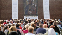 Powstały z ok. 14 tys. zdjęć selfie wizerunek Matki Bożej Częstochowskiej umieszczony na jasnogórskich murach. Fot. PAP/W. Deska