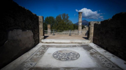 W Pompejach udostępniono zwiedzającym ruiny elitarnej dzielnicy miasta. Fot. PAP/EPA