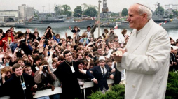 Papież Jan Paweł II przypłynął minowcem ORP Mewa na Westerplatte, gdzie spotkał się z młodzieżą i wygłosił homilię. Gdańsk, 12.06.1987. Fot. PAP/J. Morek 