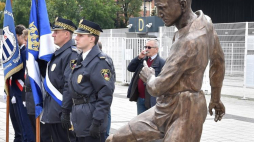 Pomnik Józefa Kałuży - legendarnego piłkarza Cracovii stanął przy ulicy jego imienia, tuż przed stadionem Cracovii w Krakowie. Fot. PAP/J. Bednarczyk