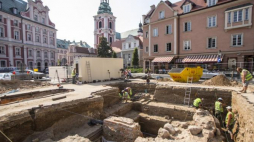 Prace archeologiczne na placu Kolegiackim w Poznaniu. 09.2016. Fot. PAP/B. Jankowski 