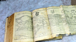 Unikat bibliofilski, starodruk "Kosmografia" Sebastiana Münstera z 1567 roku. Fot. PAP/M. Bielecki