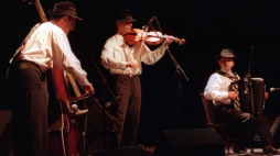 Zespół Kroke: Tomasz Kukurba (skrzypce, wokal), Jerzy Bawol (akordeon) i Tomasz Lato (kontrabas), 1999. Fot. PAP/A. Rybczyński
