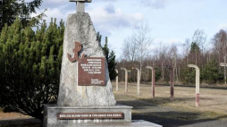 Pomnik Powstańców Warszawskich – Jeńców Stalagu 344 Lamsdorf. Źródło: Centralne Muzeum Jeńców Wojennych w Łambinowicach