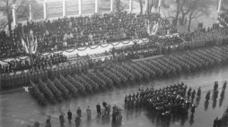Obchody Święta Niepodległości w Warszawie - oddziały piechoty defilujące przed trybuną honorową. 11.11.1937. Fot. NAC